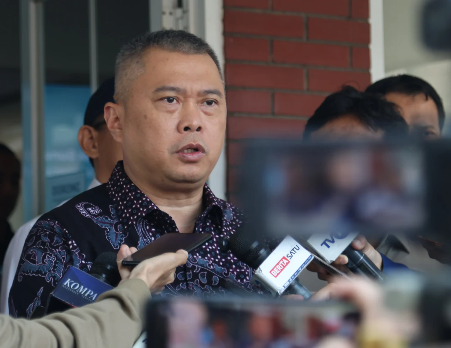 Menteri Perhubungan Dudy Purwagandhi memberikan keterangan pers terkait perkembangan penutupan Bandara Internasional Soekarno Hatta usai menggelar rapat terbatas di Posko Terminal 1 B Bandara Internasional Soekarno Hatta, Tangerang, Banten, Minggu (6/9/2026).