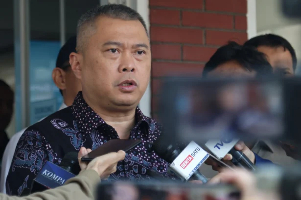 Menteri Perhubungan Dudy Purwagandhi memberikan keterangan pers terkait perkembangan penutupan Bandara Internasional Soekarno Hatta usai menggelar rapat terbatas di Posko Terminal 1 B Bandara Internasional Soekarno Hatta, Tangerang, Banten, Minggu (6/9/2026).
