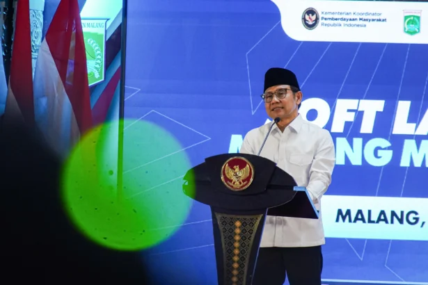 Menko Pemberdayaan Masyarakat Abdul Muhaimin Iskandar menyampaikan pemaparan saat peresmian Malang Migrant Center di Pendopo Agung Kabupaten Malang, Jawa Timur