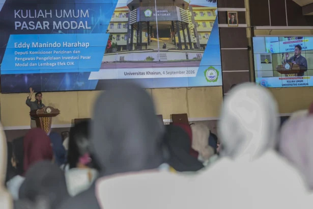 Deputi Komisioner Perizinan dan Pengawas Pengelolaan Investasi Pasar Modal dan Lembaga Efek OJK Eddy Manindo Harahap menyampaikan paparannya saat mengisi kuliah umum di Universitas Khairun Ternate, Maluku Utara, Jumat (4/9/2026).