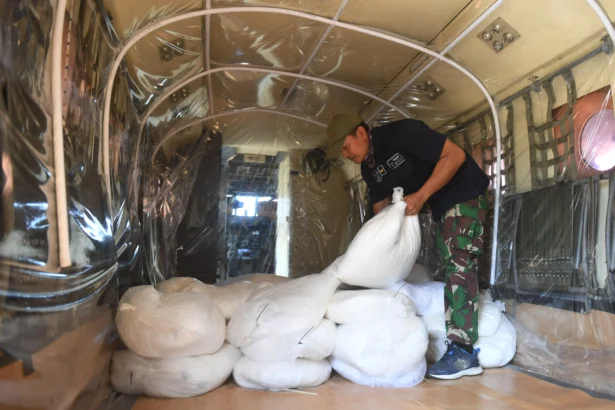 Personel TNI AU memasukkan garam untuk operasi modifikasi cuaca ke dalam pesawat Casa NC-212 di Pangkalan TNI AU Dhomber, Balikpapan, Kalimantan Timur, Sabtu (22/8/2026).