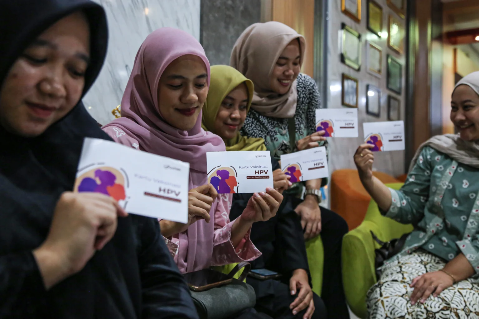 Warga menunjukkan kartu vaksinasi usai mendapatkan suntikan vaksin Human Papillomavirus (HPV) dosis pertama di Kantor Dinas Kesehatan Provinsi Jateng