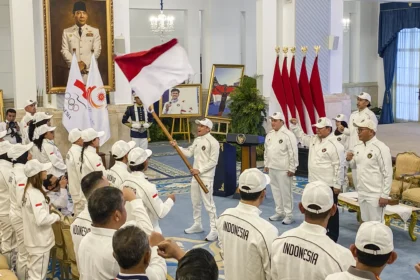 Presiden Prabowo Subianto (kedua kanan) bersama Menpora Erick Thohir (ketiga kanan) dan Chef de Mission (CdM) Tim Indonesia Todotua Pasaribu (kanan) menyaksikan atlet panjat tebing Veddriq Leonardo (tengah) mengibarkan Bendera Merah Putih saat pelepasan kontingen Indonesia untuk Asian Games 2026 di Istana Negara, Jakarta. (Sumber: Antara Foto/Cahya Sari/hma/YU)