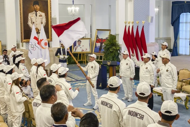 Presiden Prabowo Subianto (kedua kanan) bersama Menpora Erick Thohir (ketiga kanan) dan Chef de Mission (CdM) Tim Indonesia Todotua Pasaribu (kanan) menyaksikan atlet panjat tebing Veddriq Leonardo (tengah) mengibarkan Bendera Merah Putih saat pelepasan kontingen Indonesia untuk Asian Games 2026 di Istana Negara, Jakarta. (Sumber: Antara Foto/Cahya Sari/hma/YU)