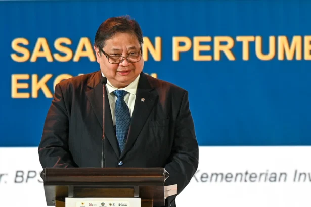 Menteri Koordinator Bidang Perekonomian Airlangga Hartarto menyampaikan sambutan saat peluncuran Indonesia Bullion Market Association di BSI Tower, Jakarta, Kamis (20/8/2026).