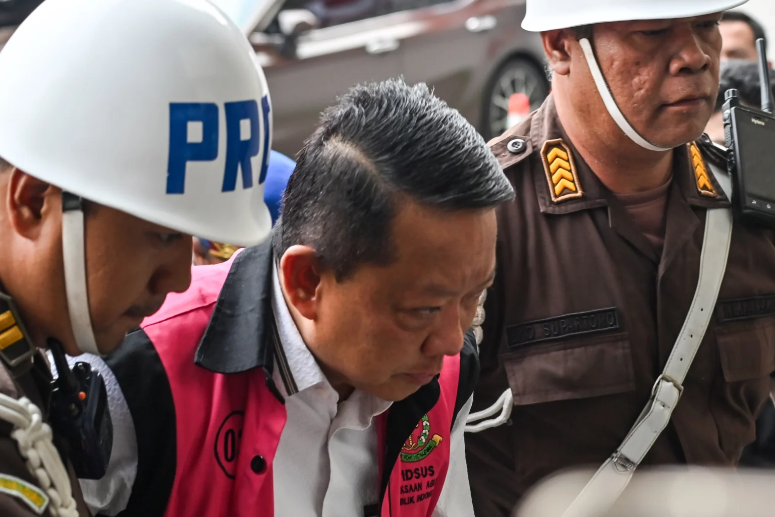 Tersangka kasus dugaan Tindak Pidana Pencucian Uang (TPPU) Febrie Adriansyah (tengah) tiba di Gedung Utama Kejaksaan Agung, Jakarta, Kamis (3/9/2026).