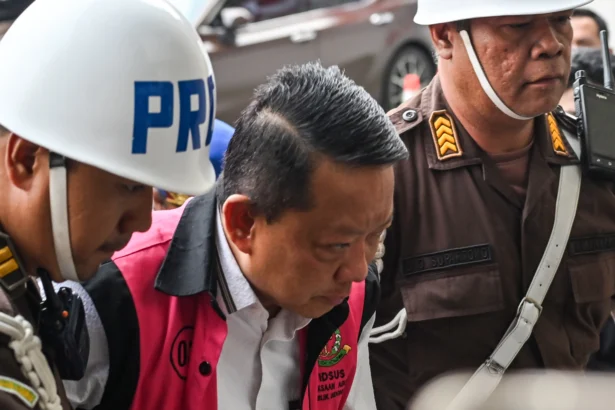 Tersangka kasus dugaan Tindak Pidana Pencucian Uang (TPPU) Febrie Adriansyah (tengah) tiba di Gedung Utama Kejaksaan Agung, Jakarta, Kamis (3/9/2026).