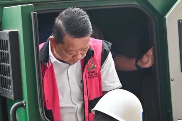 Tersangka kasus dugaan Tindak Pidana Pencucian Uang (TPPU) Febrie Adriansyah (tengah) saat tiba di Gedung Utama Kejaksaan Agung, Jakarta, Kamis (3/9/2026).