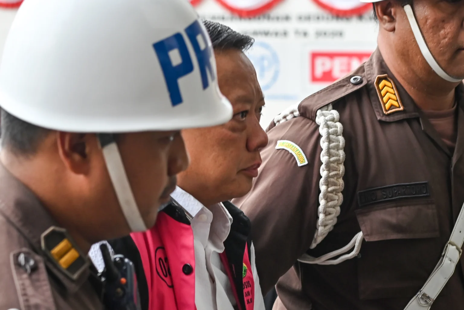 Tersangka kasus dugaan Tindak Pidana Pencucian Uang (TPPU) Febrie Adriansyah (tengah) saat tiba di Gedung Utama Kejaksaan Agung, Jakarta, Kamis (3/9/2026).