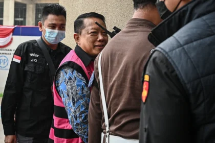 Tersangka kasus dugaan Tindak Pidana Pencucian Uang (TPPU) Febrie Adriansyah (kedua kiri) berjalan setibanya di Gedung Utama Kejaksaan Agung, Jakarta, Selasa (8/9/2026).