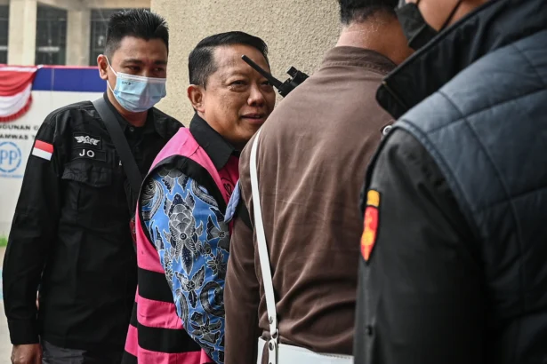 Tersangka kasus dugaan Tindak Pidana Pencucian Uang (TPPU) Febrie Adriansyah (kedua kiri) berjalan setibanya di Gedung Utama Kejaksaan Agung, Jakarta, Selasa (8/9/2026).
