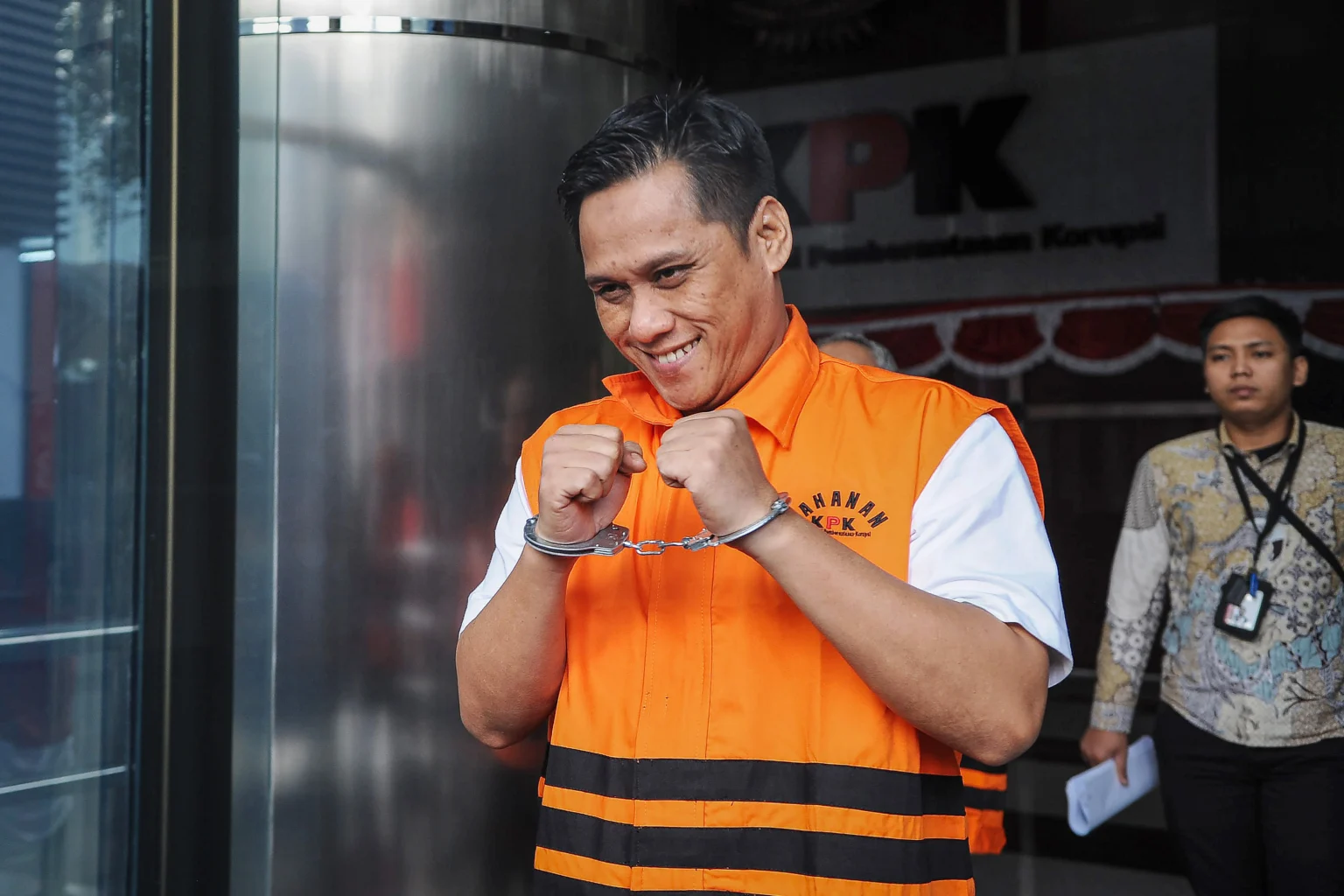 Tersangka kasus dugaan korupsi pembangunan Gedung Pemerintah Kabupaten Lamongan, Muhammad Yanuar Marzuki (kiri) berjalan menuju mobil tahanan usai menjalani pemeriksaan di Gedung Merah Putih KPK, Jakarta, Jumat (28/8/2026).