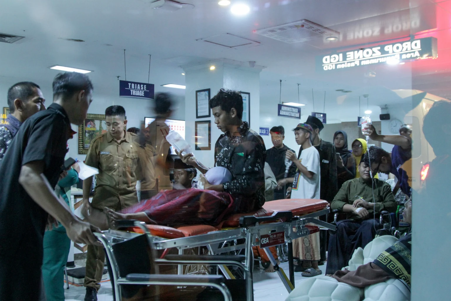 Sejumlah santri Pondok Pesantren Manbaul Hikam yang diduga mengalami keracunan makanan mendapatkan perawatan di RSUD R.T. Notopuro Sidoarjo, Jawa Timur