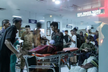 Sejumlah santri Pondok Pesantren Manbaul Hikam yang diduga mengalami keracunan makanan mendapatkan perawatan di RSUD R.T. Notopuro Sidoarjo, Jawa Timur