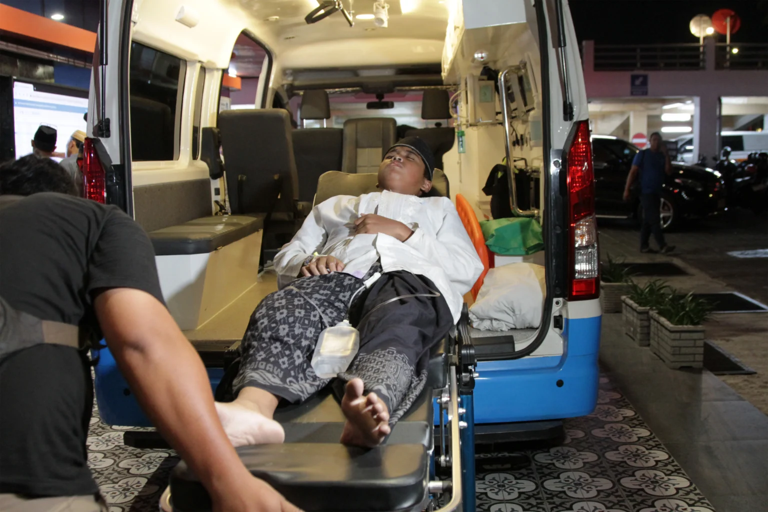 Santri Pondok Pesantren Manbaul Hikam yang diduga mengalami keracunan makanan mendapatkan perawatan saat tiba di RSUD R.T. Notopuro Sidoarjo, Jawa Timur