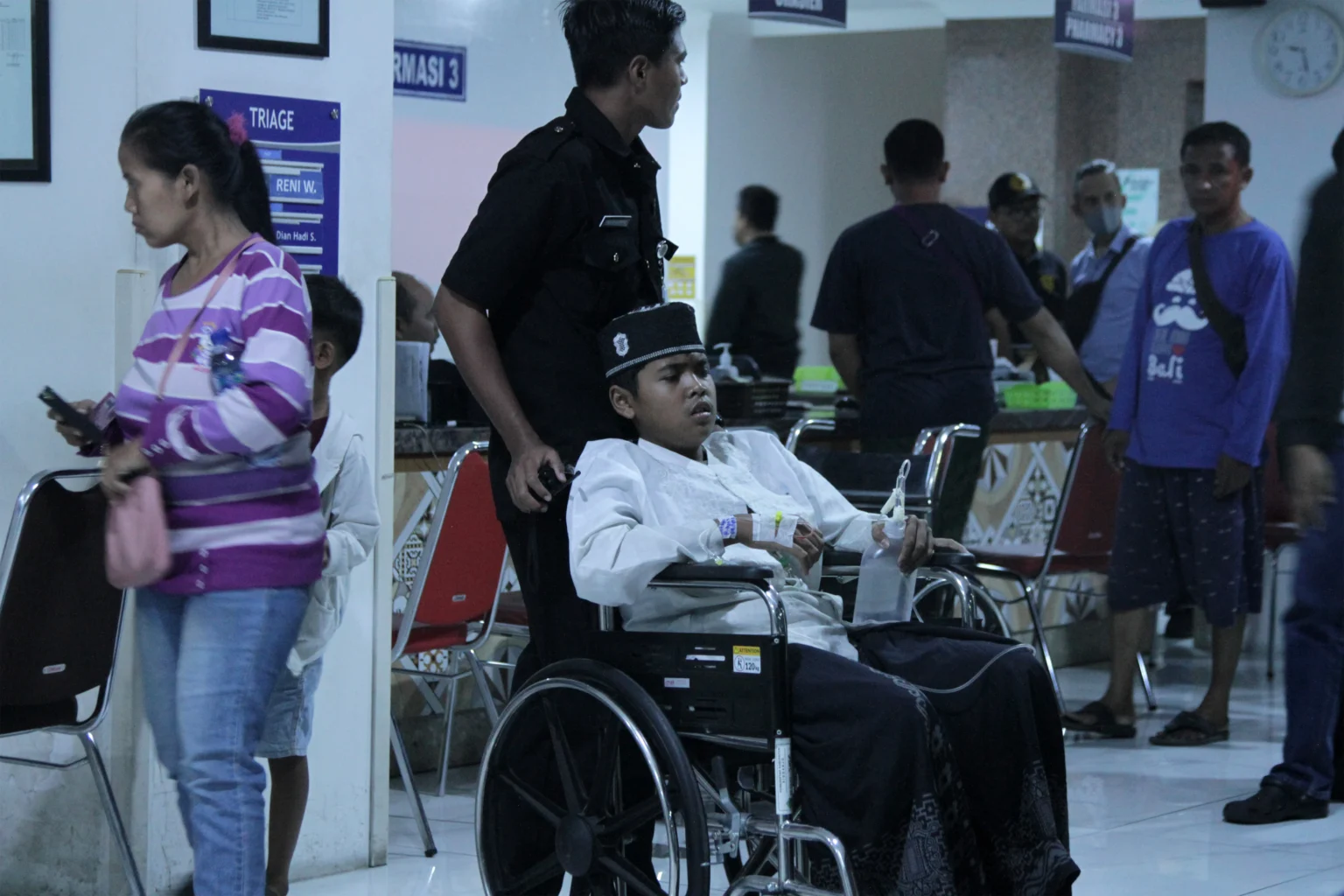 Santri Pondok Pesantren Manbaul Hikam yang diduga mengalami keracunan makanan mendapatkan perawatan saat tiba di RSUD R.T. Notopuro Sidoarjo, Jawa Timur