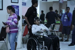 Santri Pondok Pesantren Manbaul Hikam yang diduga mengalami keracunan makanan mendapatkan perawatan saat tiba di RSUD R.T. Notopuro Sidoarjo, Jawa Timur