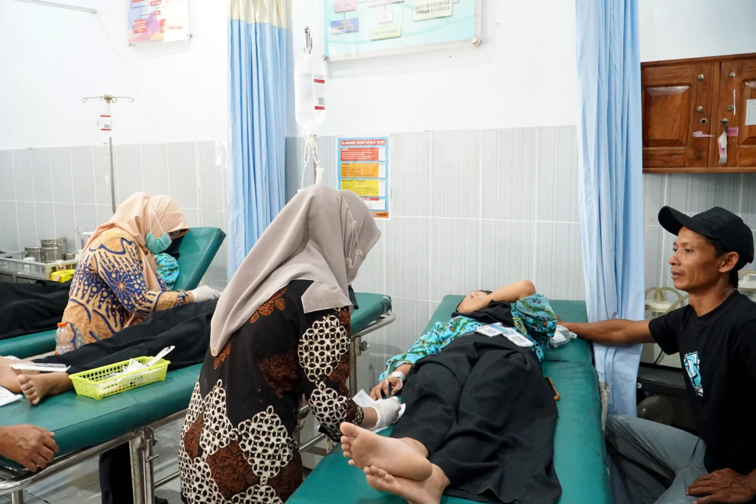 Siswa SMP Negeri 1 Kabuh menjalani pemeriksaan kesehatan setelah diduga mengalami gejala keracunan di Kabupaten Jombang, Jawa Timur