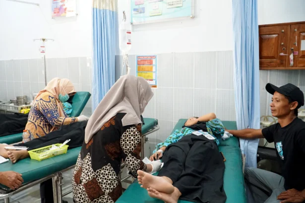 Siswa SMP Negeri 1 Kabuh menjalani pemeriksaan kesehatan setelah diduga mengalami gejala keracunan di Kabupaten Jombang, Jawa Timur