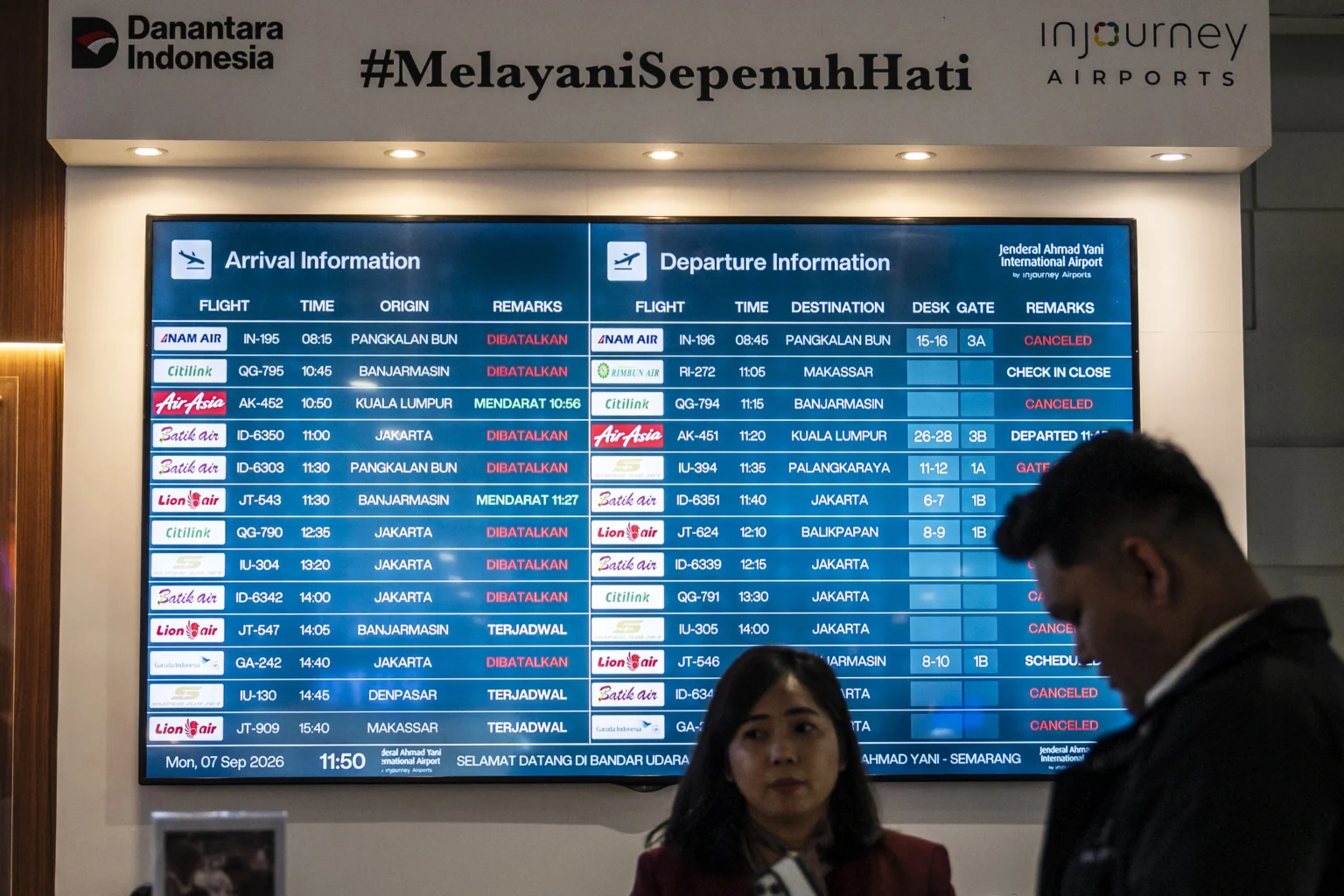 Petugas berada di dekat layar informasi jadwal kedatangan dan keberangkatan pesawat di Bandara Internasional Jenderal Ahmad Yani, Semarang, Jawa Tengah, Senin (7/9/2026).