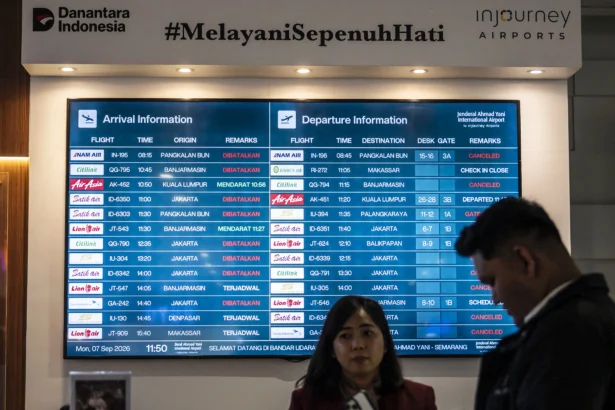 Petugas berada di dekat layar informasi jadwal kedatangan dan keberangkatan pesawat di Bandara Internasional Jenderal Ahmad Yani, Semarang, Jawa Tengah, Senin (7/9/2026).