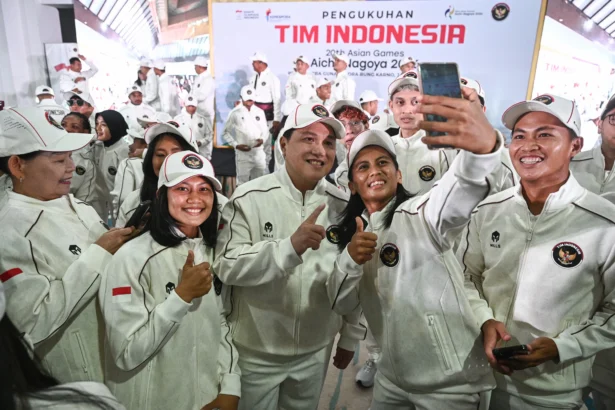 Menpora Erick Thohir (tengah) berswafoto dengan atlet Indonesia usai Pengukuhan Tim Indonesia untuk Asian Games 2026 di Wisma Serba Guna Gelora Bung Karno, Jakarta, Rabu (9/9/2026).