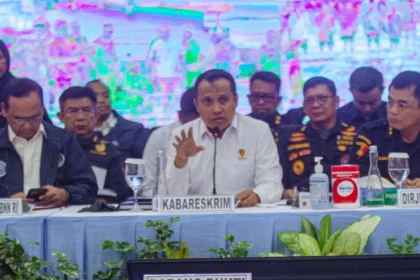 Kabareskrim Komjen Pol Syahardiantono (tengah). (Sumber: Antara Foto/eguh Prihatna/wsj)