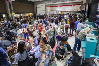 Calon penumpang berada konter lapor diri yang tutup di Terminal 2 keberangkatan Bandara Soekarno Hatta, Tangerang, Banten, Minggu (6/9/2026).