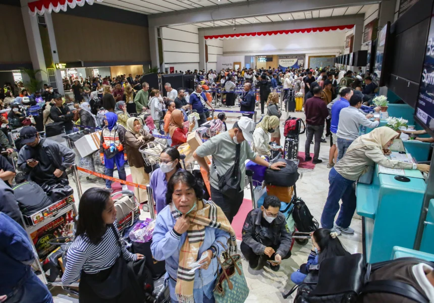 Calon penumpang berada konter lapor diri yang tutup di Terminal 2 keberangkatan Bandara Soekarno Hatta, Tangerang, Banten, Minggu (6/9/2026).