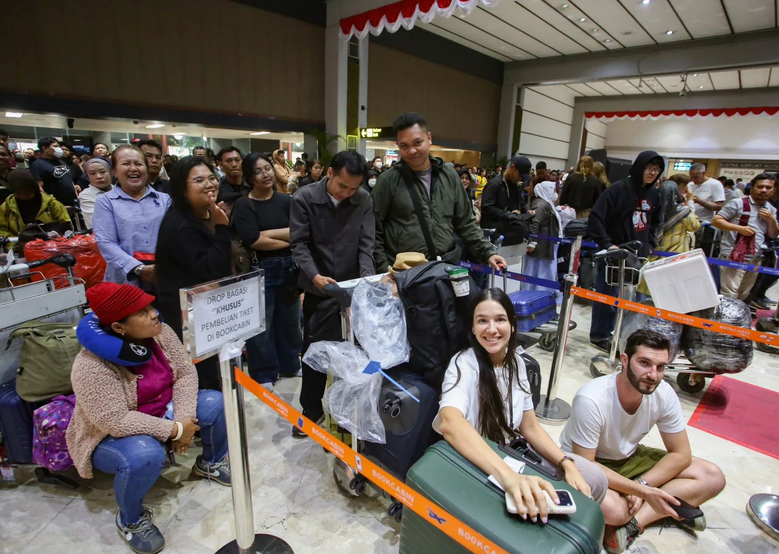 Calon penumpang berada konter lapor diri yang tutup di Terminal 2 keberangkatan Bandara Soekarno Hatta, Tangerang, Banten, Minggu (6/9/2026).