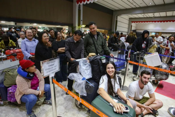 Calon penumpang berada konter lapor diri yang tutup di Terminal 2 keberangkatan Bandara Soekarno Hatta, Tangerang, Banten, Minggu (6/9/2026).
