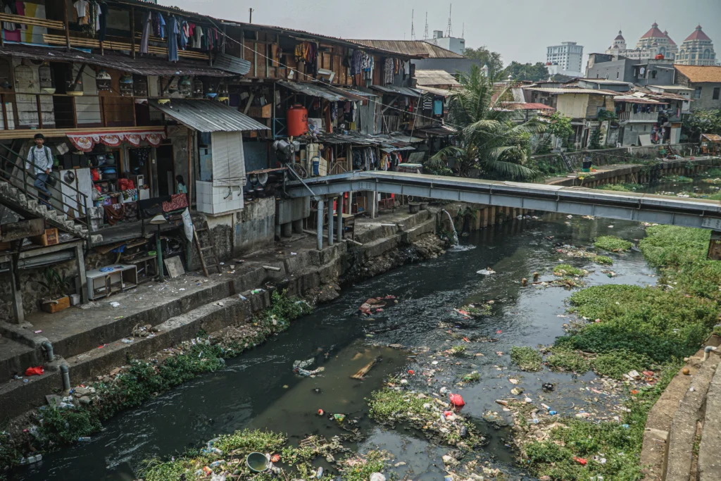Warga melintas di salah satu permukiaman padat penduduk Kwitang, Jakarta. (Sumber: Antara Foto/Salma Talita/YU)