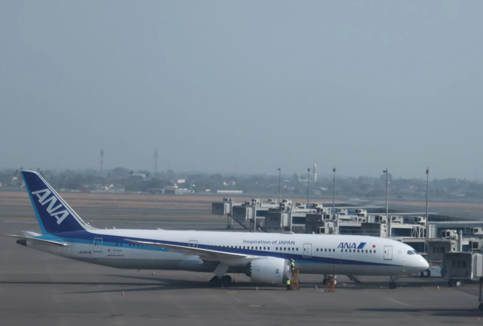 Petugas darat melakukan penutupan mesin pesawat yang terparkir dengan menggunakan bahan khusus di apron Terminal 3 Bandara Soekarno Hatta, Tangerang, Banten, Minggu (6/9/2026).