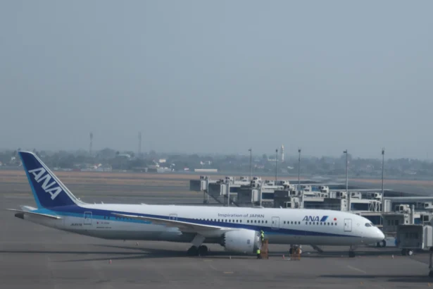 Petugas darat melakukan penutupan mesin pesawat yang terparkir dengan menggunakan bahan khusus di apron Terminal 3 Bandara Soekarno Hatta, Tangerang, Banten, Minggu (6/9/2026).