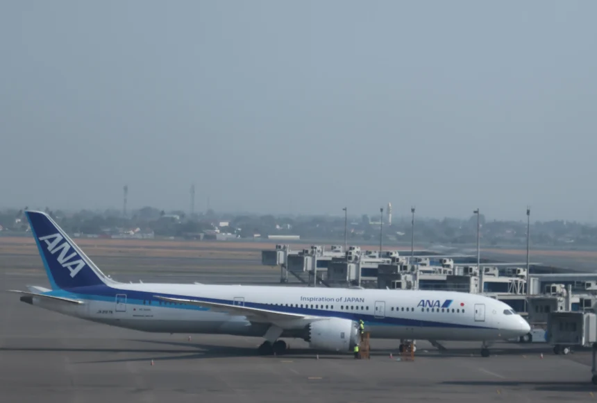 Petugas darat melakukan penutupan mesin pesawat yang terparkir dengan menggunakan bahan khusus di apron Terminal 3 Bandara Soekarno Hatta, Tangerang, Banten, Minggu (6/9/2026).