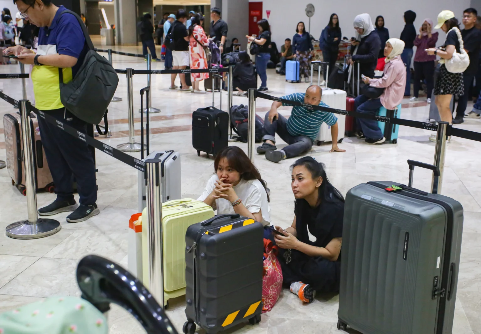 Calon penumpang berada konter lapor diri di Terminal 2 keberangkatan Bandara Soekarno Hatta, Tangerang, Banten, Minggu (6/9/2026).