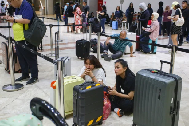 Calon penumpang berada konter lapor diri di Terminal 2 keberangkatan Bandara Soekarno Hatta, Tangerang, Banten, Minggu (6/9/2026).