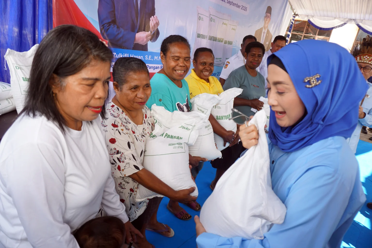 Anggota DPR Desy Ratnasari menyerahkan bantuan beras kepada warga penerima manfaat di kantor kelurahan Malabutor Kota Sorong, Papua Barat Daya, Rabu (2/9/2026).