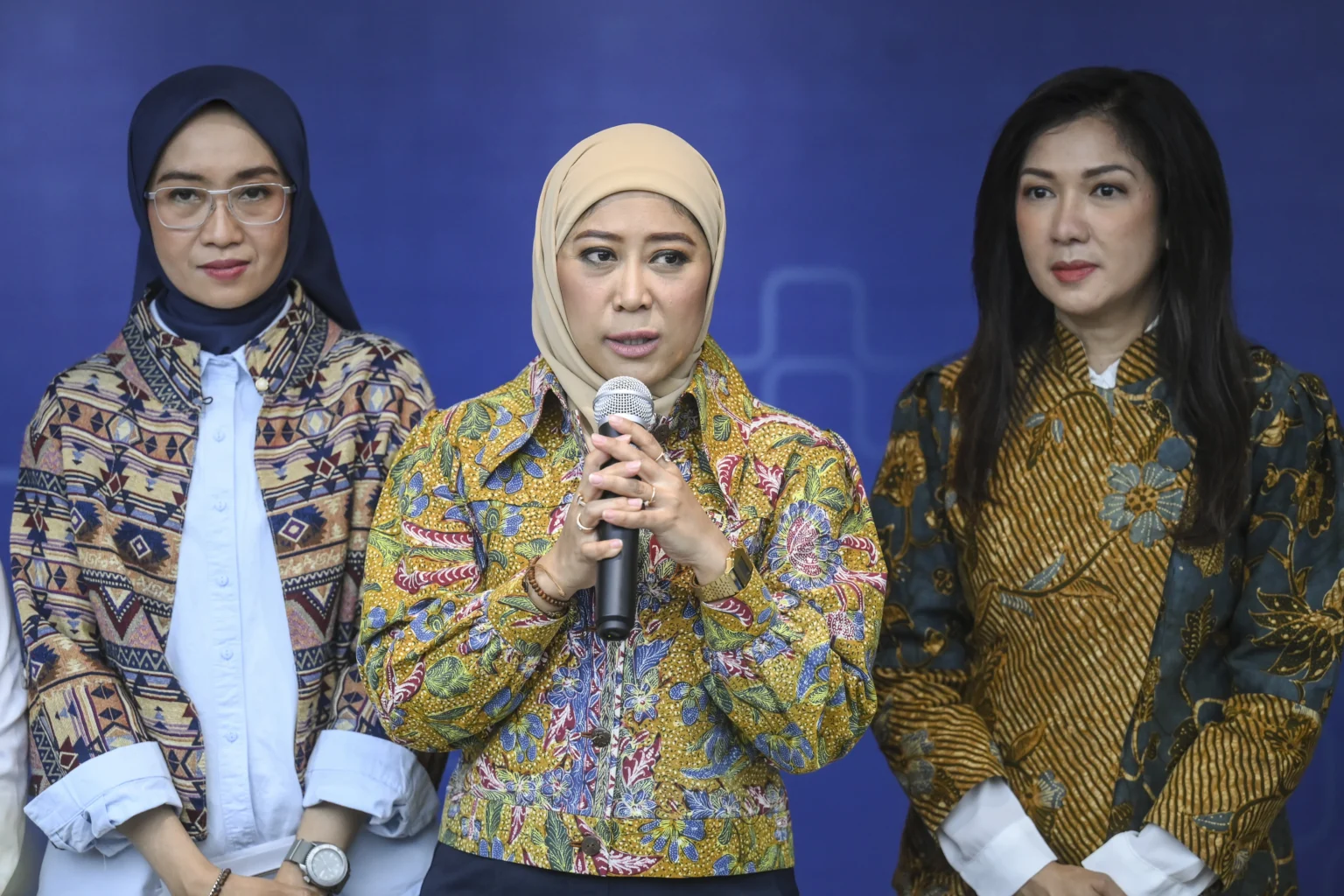 Menkomdigi Meutya Hafid (tengah) didampingi Dirjen Komunikasi Publik dan Media Kemkomdigi Fifi Aleyda Yahya (kanan) dan Plt Kabiro Humas Kemkomdigi Farida Dewi Maharani (kiri) menjawab pertanyaan wartawan saat media gathering di Jakarta