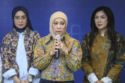 Menkomdigi Meutya Hafid (tengah) didampingi Dirjen Komunikasi Publik dan Media Kemkomdigi Fifi Aleyda Yahya (kanan) dan Plt Kabiro Humas Kemkomdigi Farida Dewi Maharani (kiri) menjawab pertanyaan wartawan saat media gathering di Jakarta