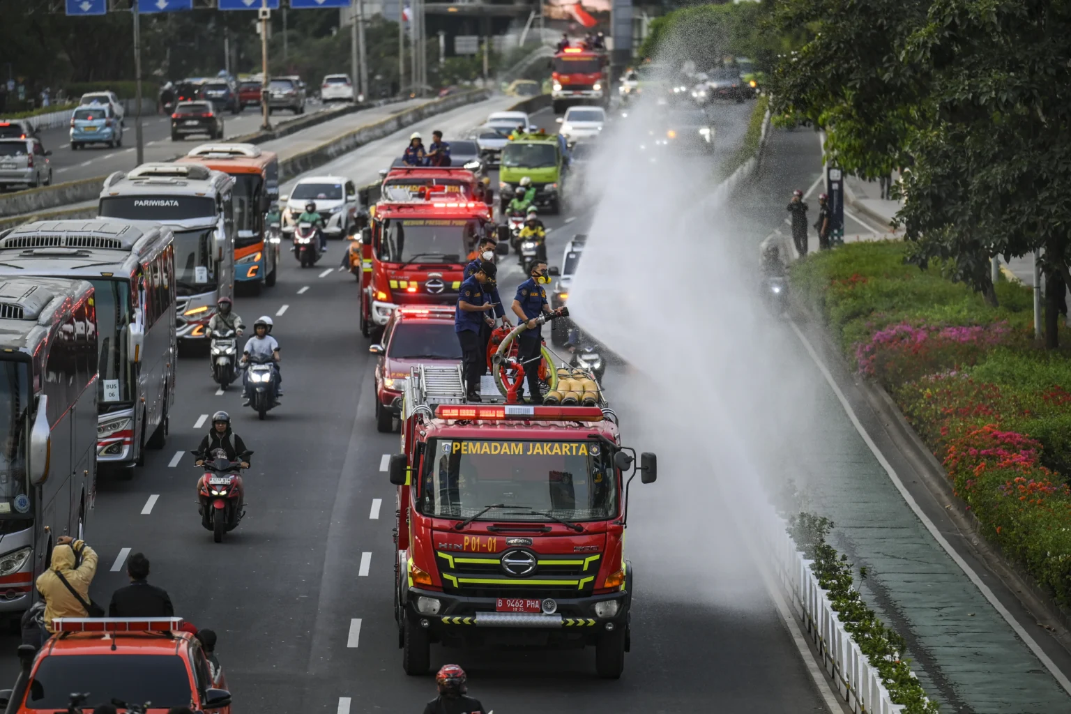 Petugas Dinas Penanggulangan Kebakaran dan Penyelamatan (Gulkarmat) DKI Jakarta menyemprotkan air di Jalan Jenderal Sudirman, Jakarta, Minggu (6/9/2026).