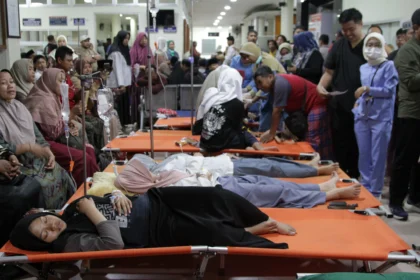 Sejumlah santri Pondok Pesantren Manbaul Hikam yang diduga mengalami keracunan makanan mendapatkan perawatan di RSUD R.T. Notopuro Sidoarjo, Jawa Timur