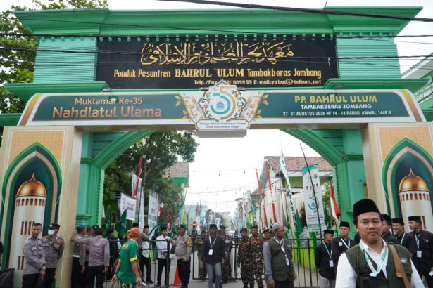 Petugas kemanan berjaga di pintu masuk Pondok Pesantren Bahrul Ulum Tambakberas lokasi Muktamar ke-35 Nahdlatul Ulama (NU) Jombang, Jawa Timur, Rabu (26/8/2026).