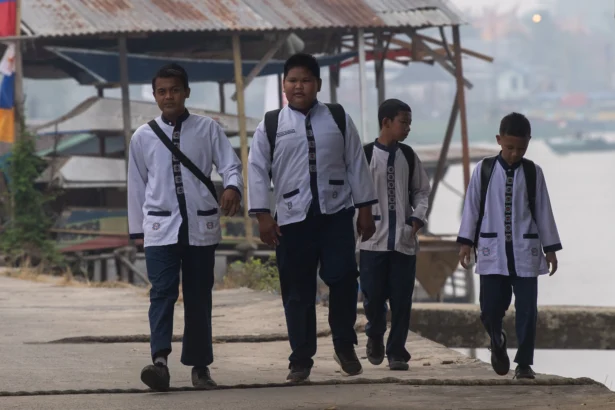 Sejumlah siswa berjalan kaki saat berangkat sekolah di Kelurahan 15 Ulu, Kecamatan Jakabaring, Palembang, Sumatera Selatan, Jumat (28/8/2026).
