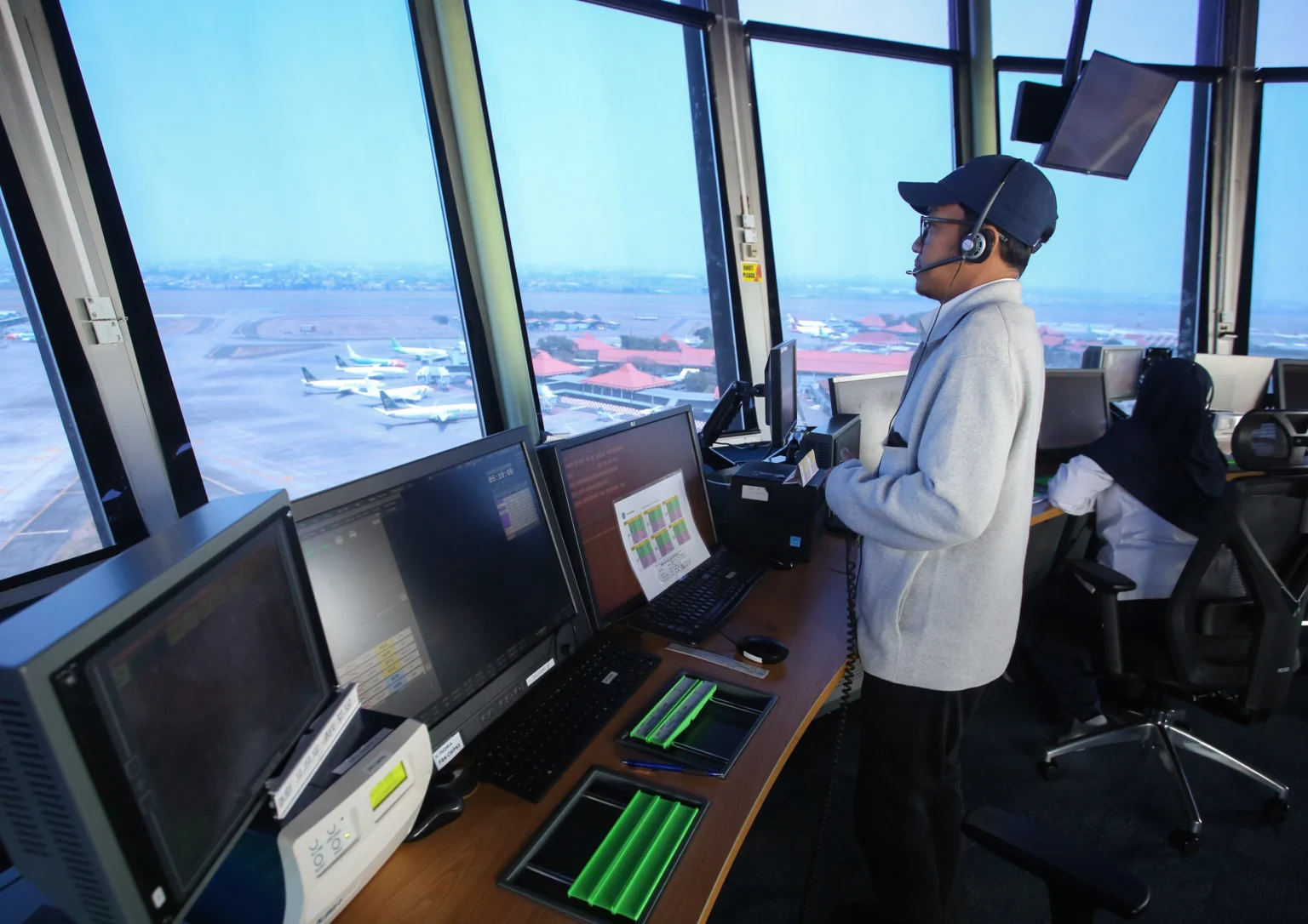 Petugas Air Traffic Control (ATC) memantau aktivitas udara di Bandara Soekarno Hatta di Jakarta Air Traffic Control (JATC), Tangerang, Banten