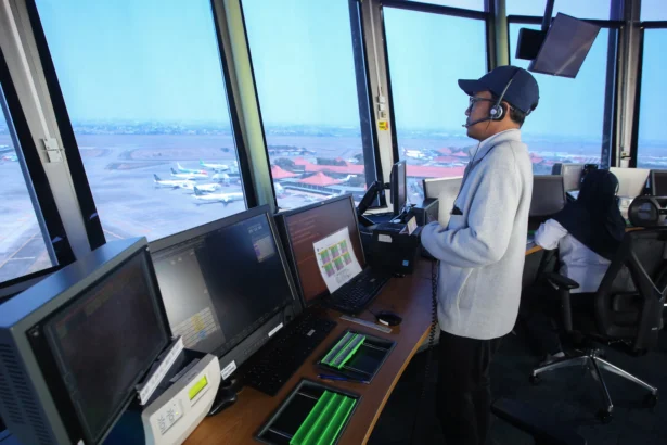 Petugas Air Traffic Control (ATC) memantau aktivitas udara di Bandara Soekarno Hatta di Jakarta Air Traffic Control (JATC), Tangerang, Banten