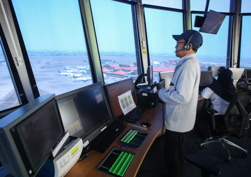 Petugas Air Traffic Control (ATC) memantau aktivitas udara di Bandara Soekarno Hatta di Jakarta Air Traffic Control (JATC), Tangerang, Banten