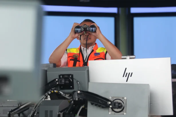 Petugas Air Traffic Control (ATC) dengan menggunakan binocular memantau aktivitas udara di Bandara Soekarno Hatta di Jakarta Air Traffic Control (JATC), Tangerang, Banten