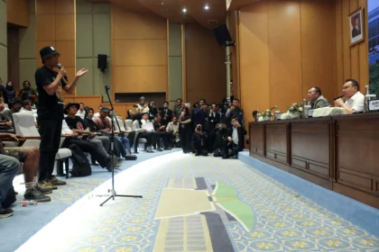 Wakil Ketua DPR Sufmi Dasco Ahmad (kanan) dan Cucun Ahmad Syamsurijal mendengarkan paparan dari Koordinator Aliansi Masyarakat Pati Bersatu (AMPB) Supriyono (kiri) alias Botok di Kompleks Parlemen, Senayan, Jakarta, Kamis (27/8/2026).