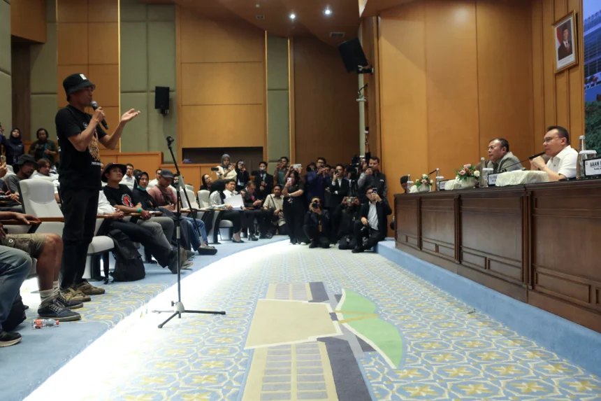 Wakil Ketua DPR Sufmi Dasco Ahmad (kanan) dan Cucun Ahmad Syamsurijal mendengarkan paparan dari Koordinator Aliansi Masyarakat Pati Bersatu (AMPB) Supriyono (kiri) alias Botok di Kompleks Parlemen, Senayan, Jakarta, Kamis (27/8/2026).